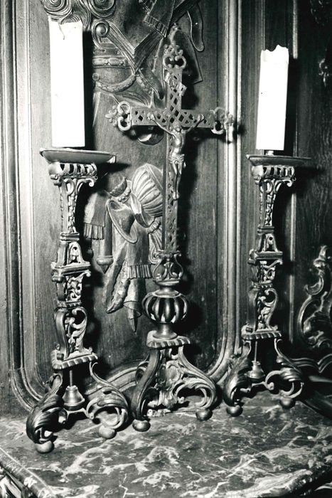 croix (crucifix), chandeliers (garniture d'autel)