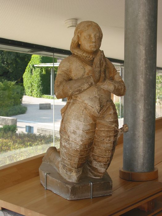 Statue : Jeanne d'Arc en armure, agenouillée