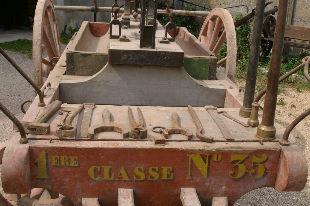 pompe à incendie et ses accessoires, détail