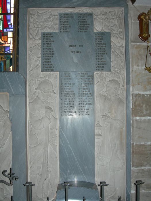 monument commémoratif de la Grande Guerre : autel, bas-reliefs et tableau