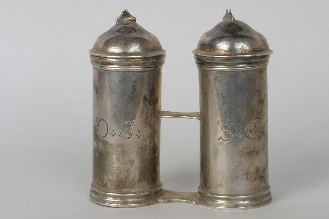 ampoules à saint chrême et à huile des catéchumènes jumelées