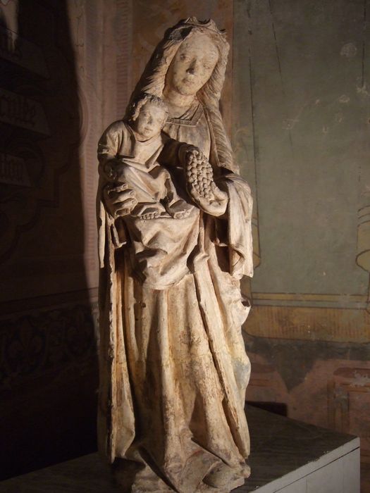 statue : Vierge à la grappe - © Ministère de la Culture (France), Direction Régionale des Affaires Culturelles ddu Grand Est – Tous droits réservés