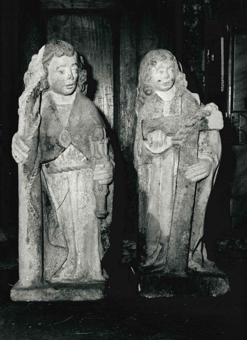 statues : anges porteurs des instruments de la Passion