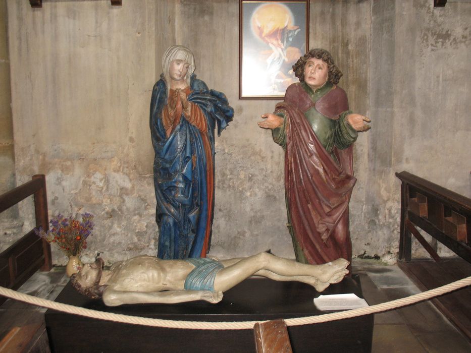 statues de la Mise au tombeau : le Christ au tombeau, la Vierge, saint Jean - © Ministère de la Culture (France), Direction Régionale des Affaires Culturelles du Grand Est – Tous droits réservés