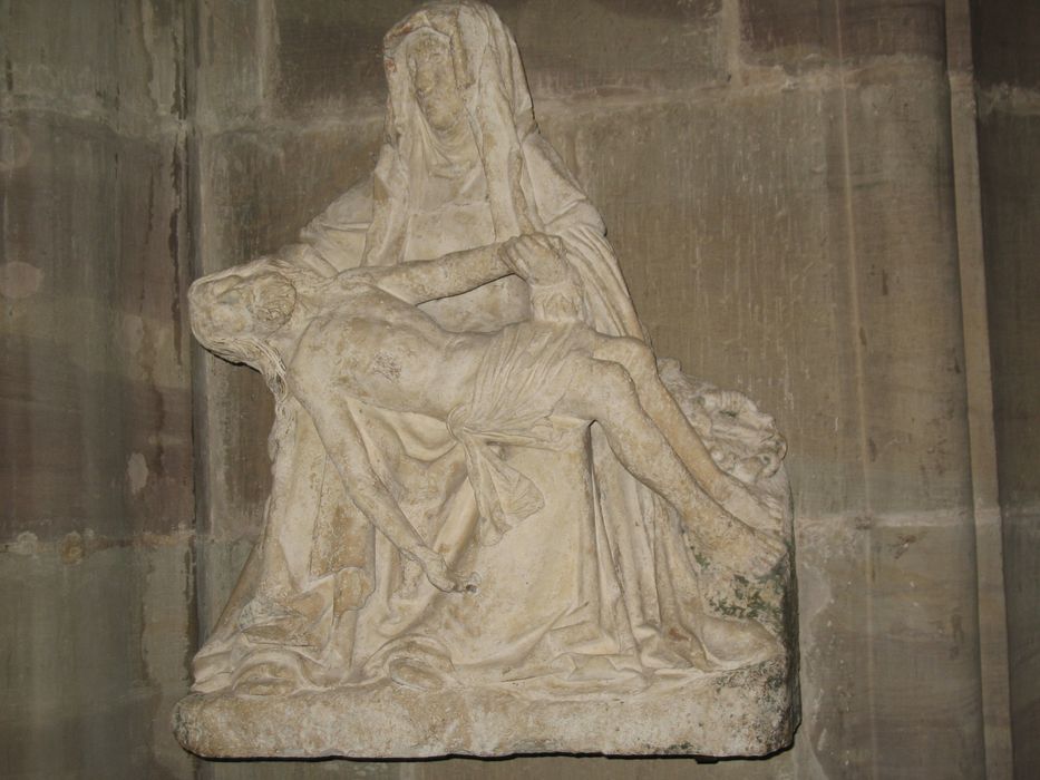 groupe sculpté : Vierge de Pitié - © Ministère de la Culture (France), Direction Régionale des Affaires Culturelles du Grand Est – Tous droits réservés