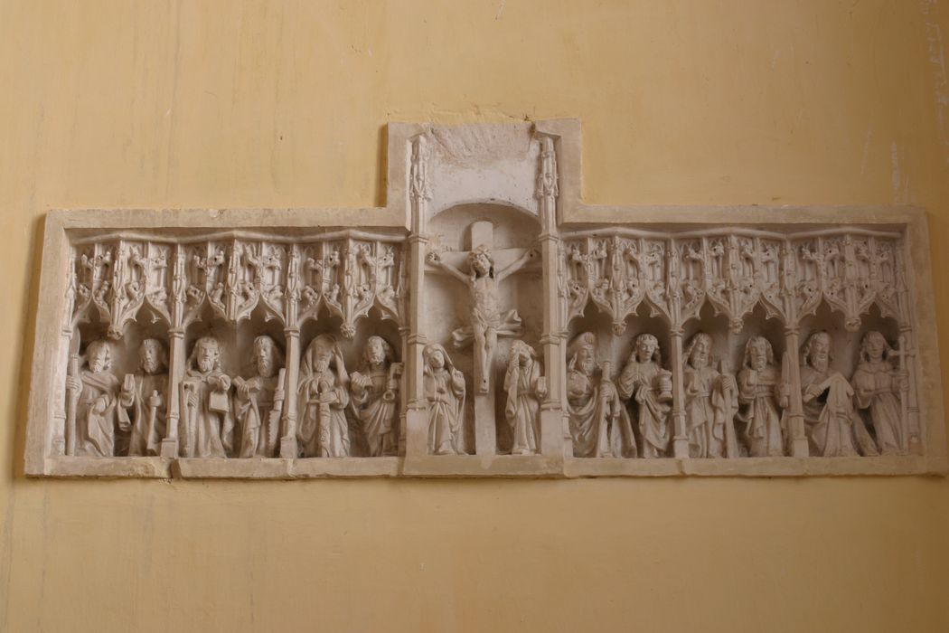 retable, haut-relief : la Crucifixion et les douze apôtres