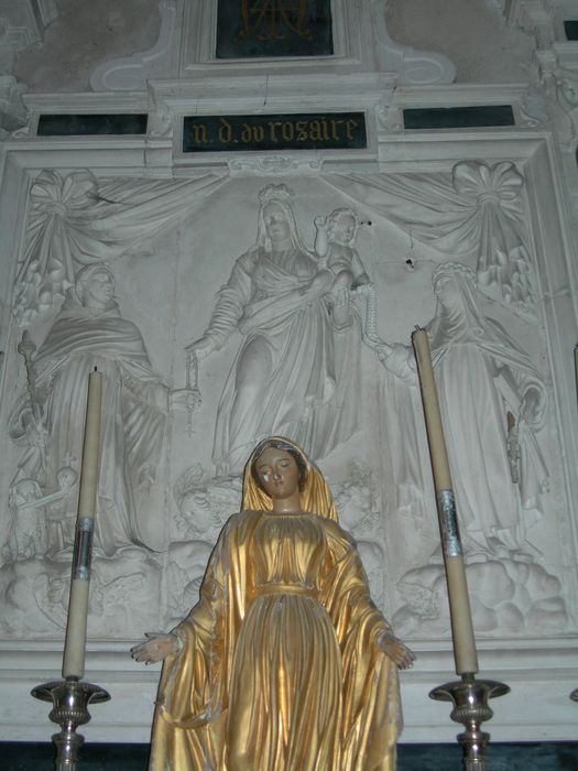 autel de Notre-Dame du Rosaire, haut-relief : la Vierge tenant le Rosaire d'une main et l'Enfant de l'autre, accompagnée de saint Dominique et sainte Catherine de Sienne