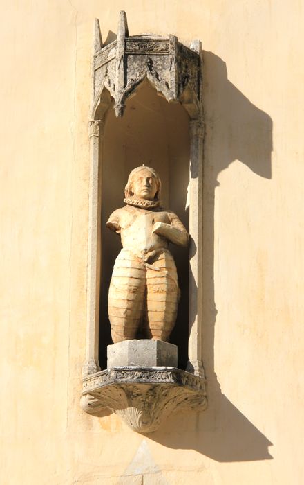 façade antérieure, détail d'une niche abritant une statue de Jeanne d'Arc