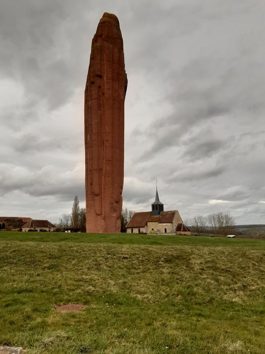 vue générale du monument dans son environnement depuis le Sud-Est