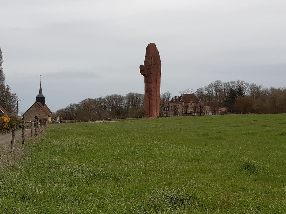 vue générale du monument dans son environnement depuis l'Ouest