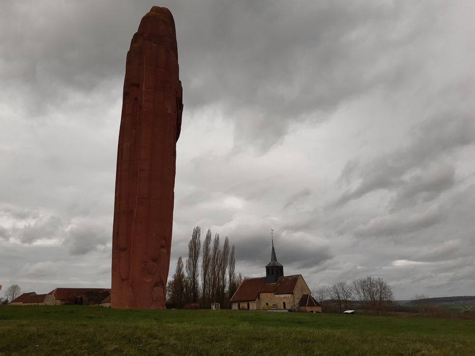 vue générale de l'église dans son environnement depuis le Sud-Est