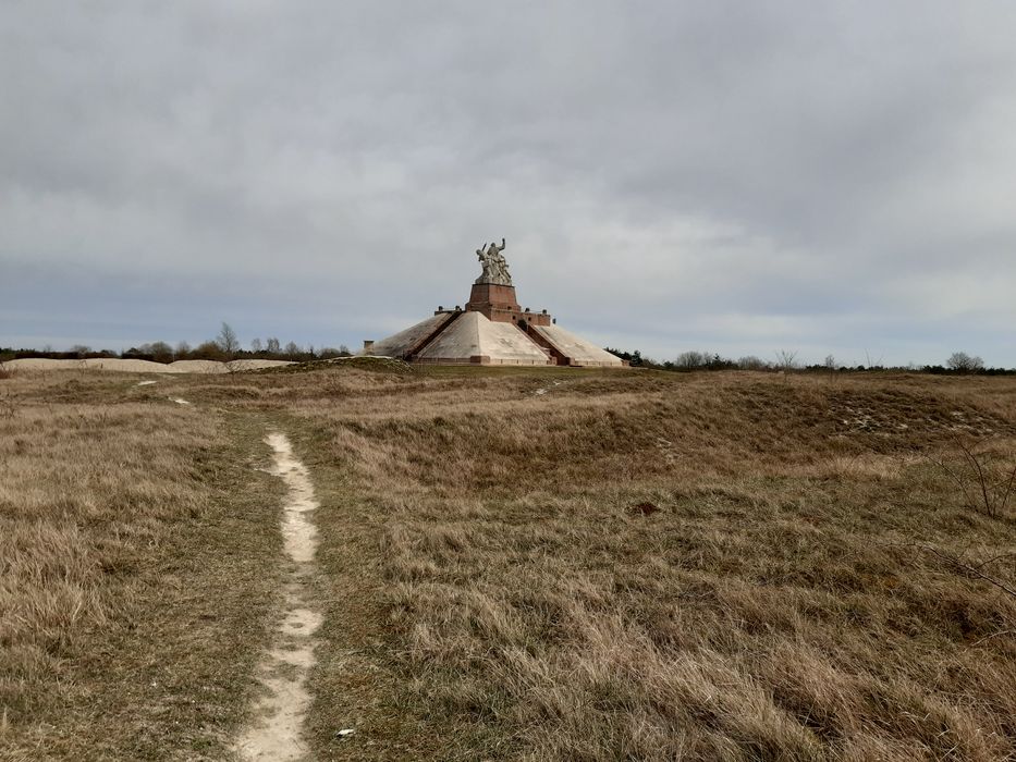 vue générale du monument dans son environnement depuis le Nord-Ouest