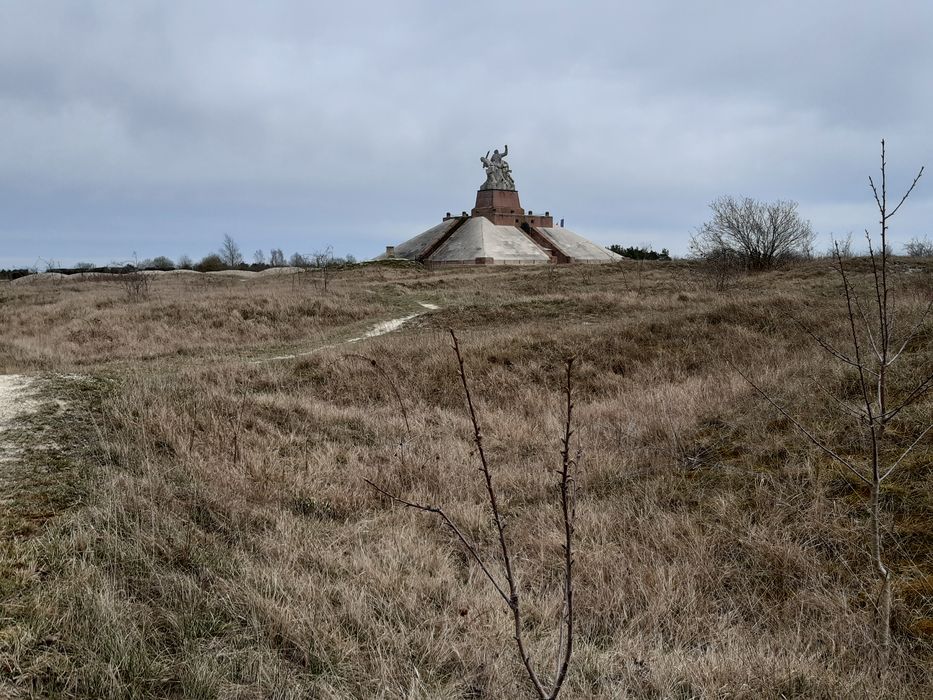 vue générale du monument dans son environnement depuis le Nord-Ouest