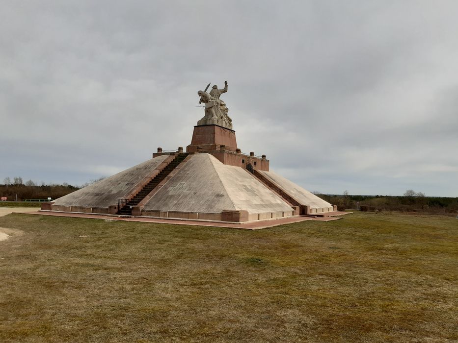 vue générale du monument depuis l’Ouest