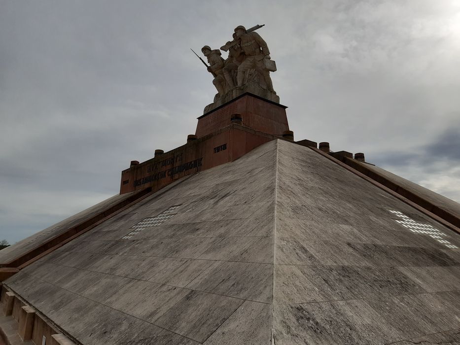 vue générale du groupe sculpté sommital depuis le pointe nord