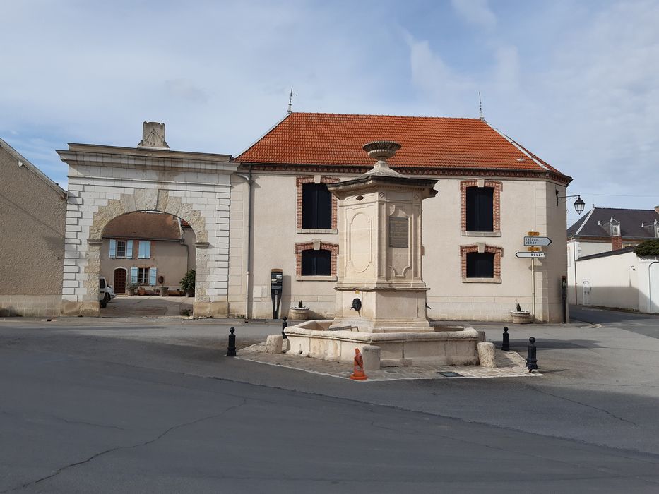 vue générale de la fontaine dans son environnement