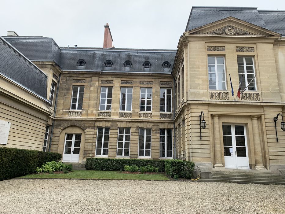 façade sur cour, vue partielle