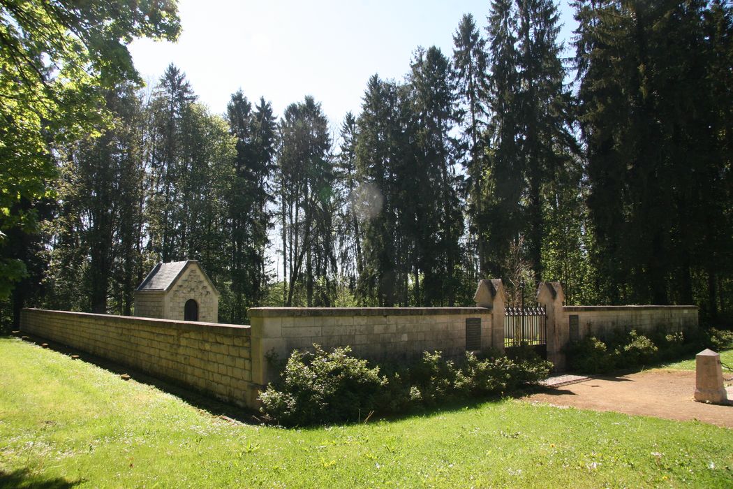 vue partielle de la chapelle dans son environnement depuis l’Ouest