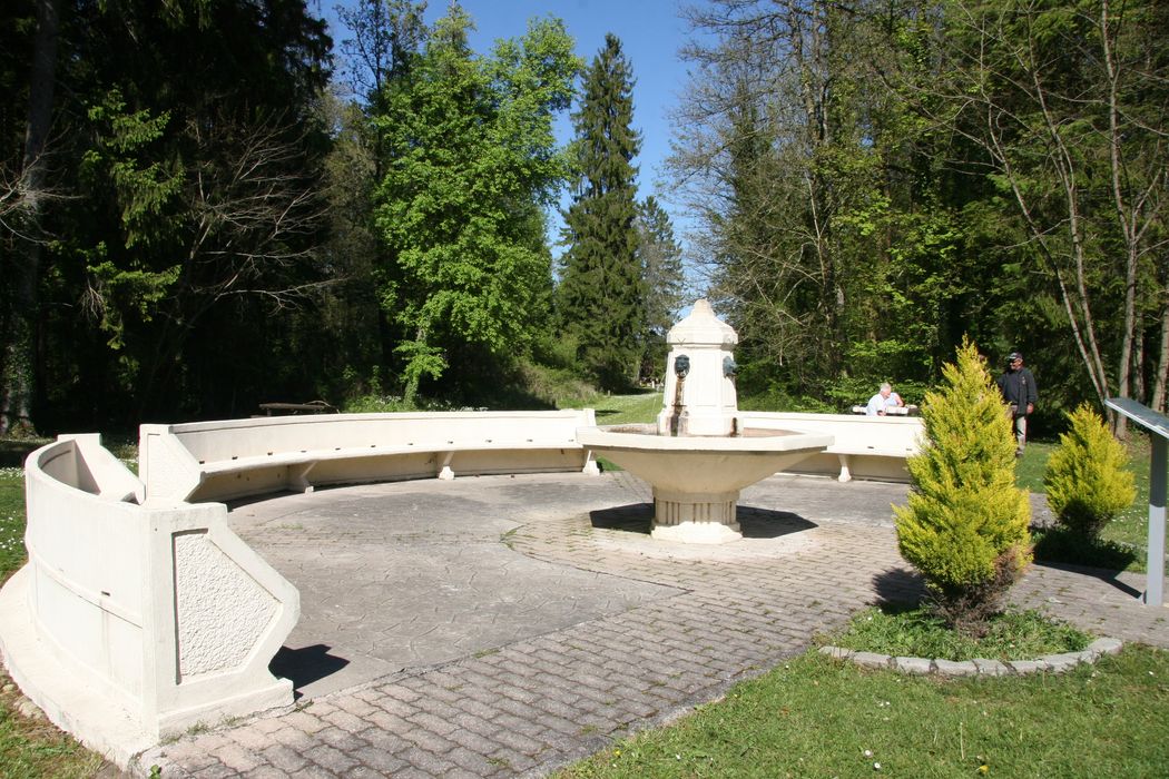 fontaine depuis la route au Sud