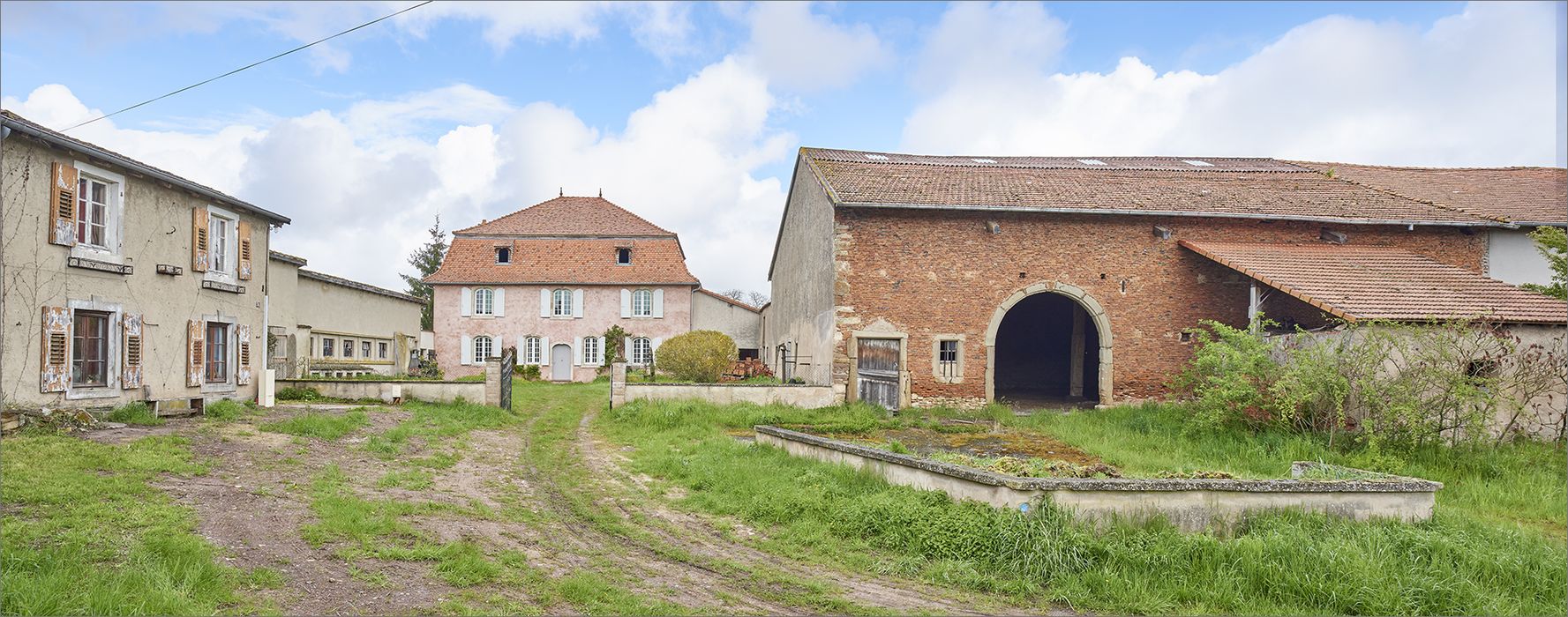 vue générale de la ferme dans son environnement depuis le Sud