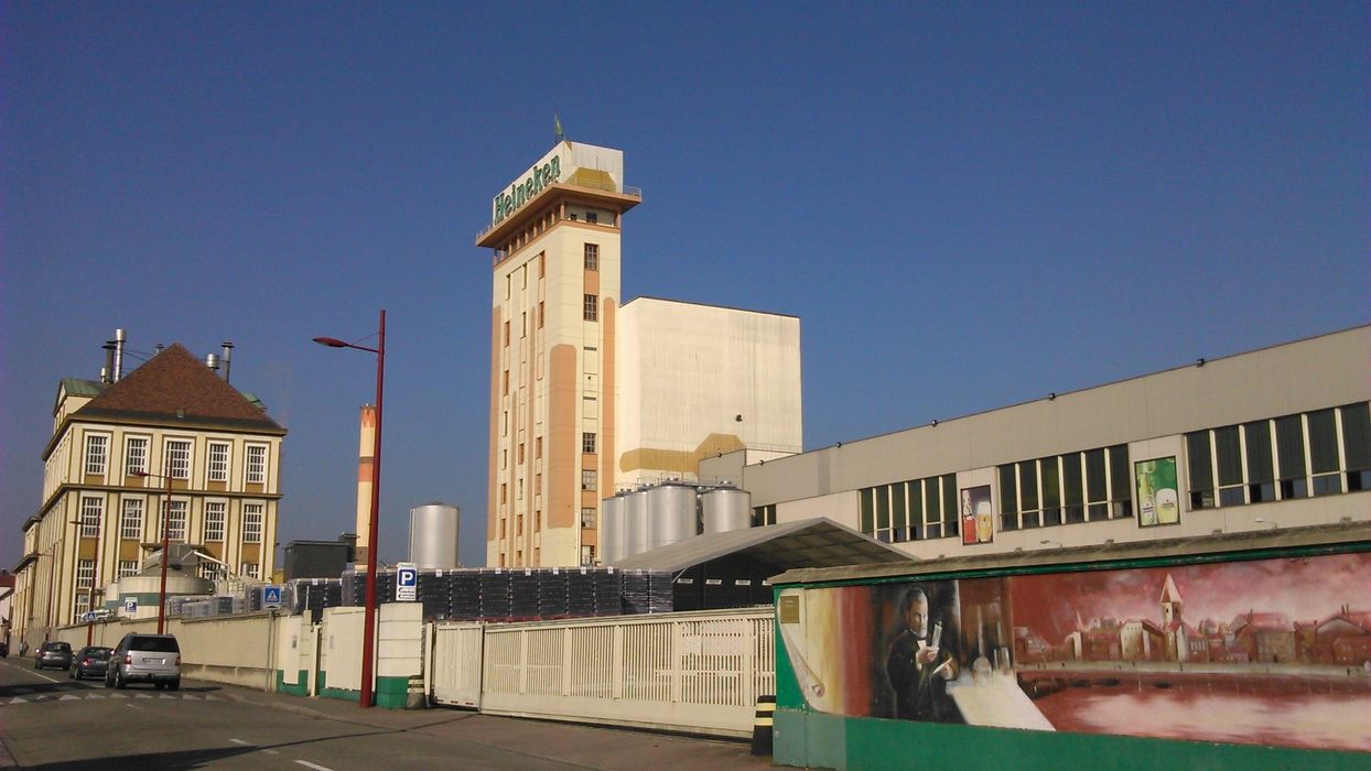 vue générale des bâtiments depuis la rue