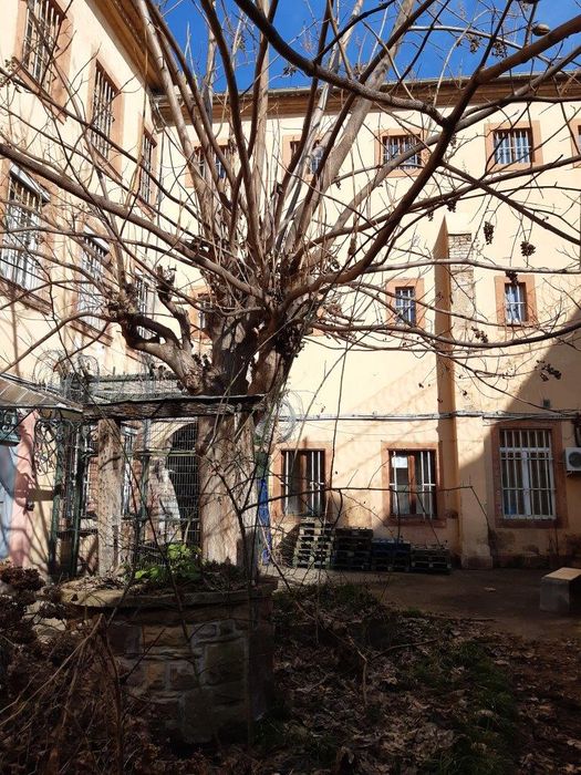 ancienne cour de semi-liberté, avec puits central (aile française)