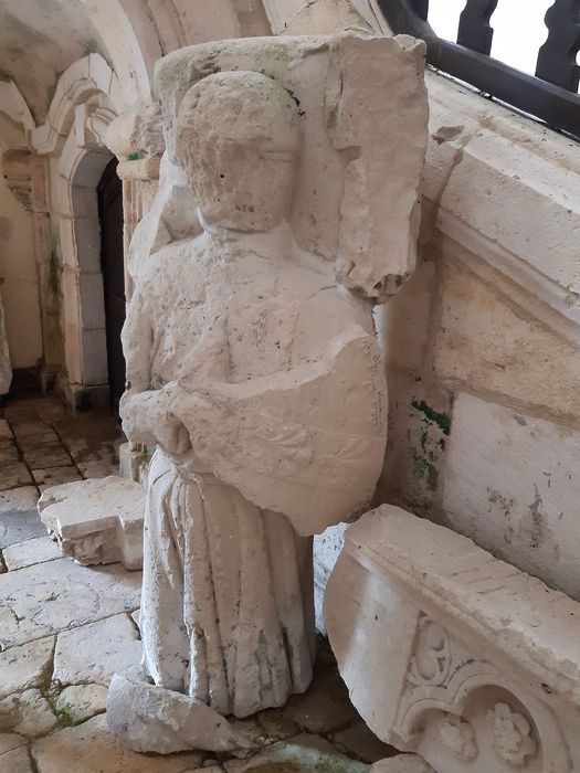 partie supérieure d’une statue de gisant