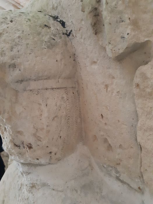 partie supérieure d’une statue de gisant, détail