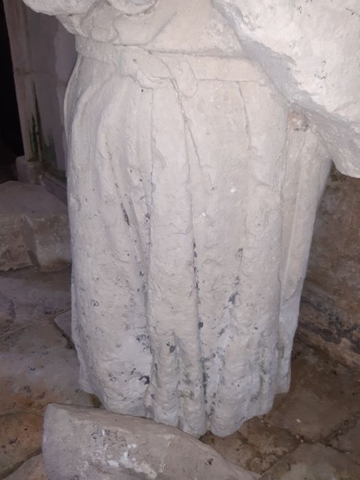 partie supérieure d’une statue de gisant, détail