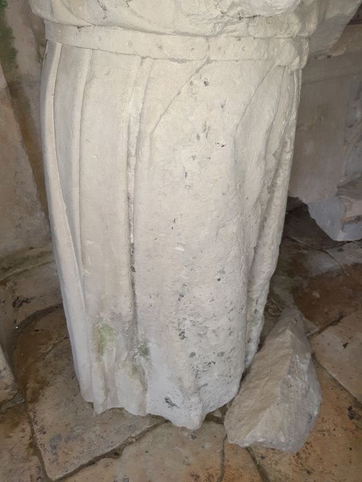 partie supérieure d’une statue de gisant, détail