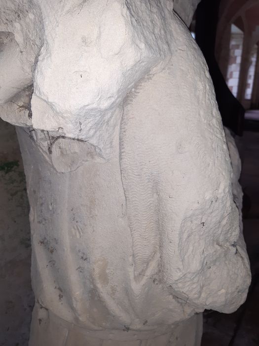 partie supérieure d’une statue de gisant, détail