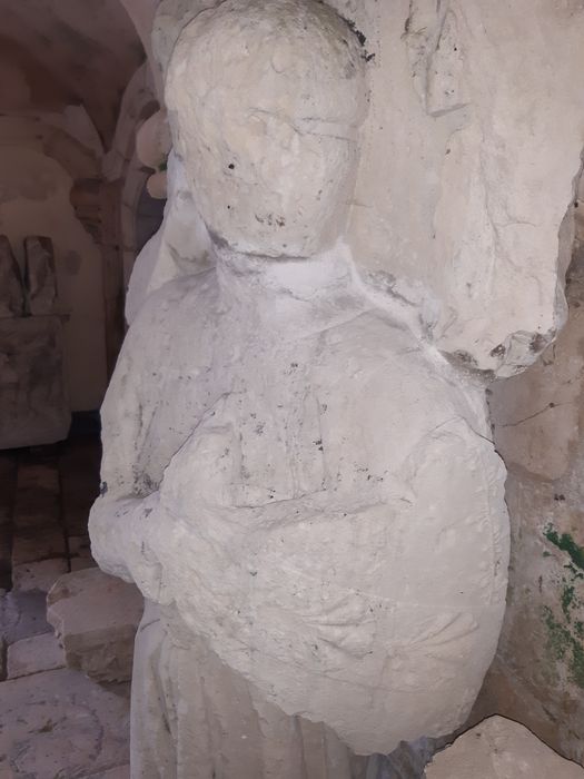 partie supérieure d’une statue de gisant, vue partielle