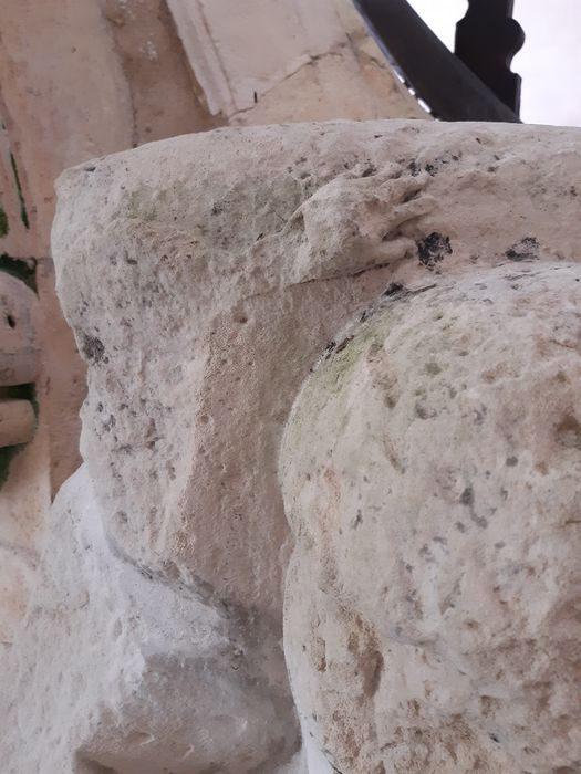 partie supérieure d’une statue de gisant, détail