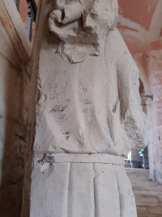 partie supérieure d’une statue de gisant, détail