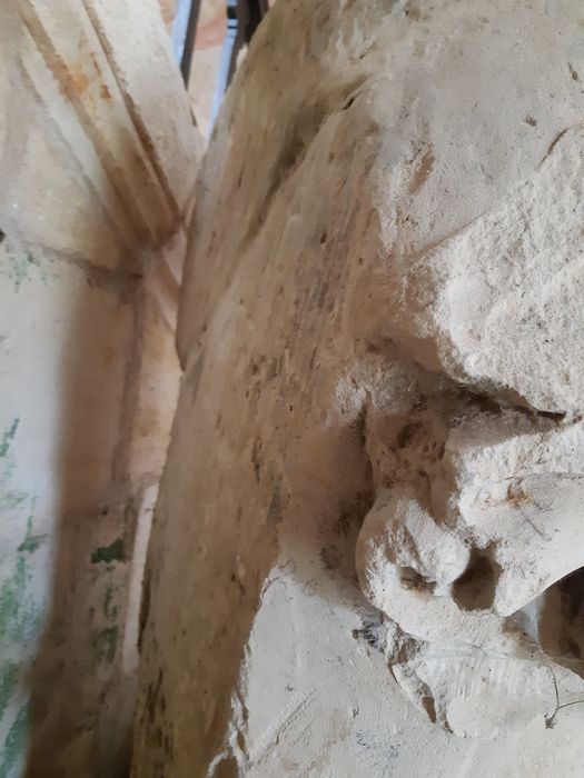 partie supérieure d’une statue de gisant, détail