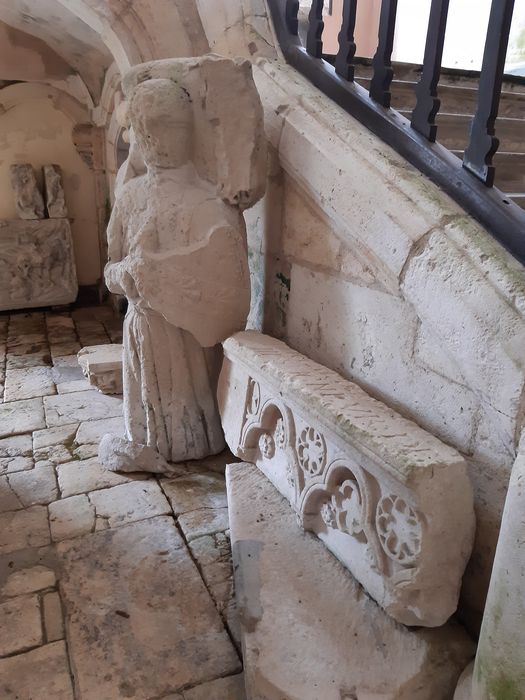 face avant d’un coffre de tombeau (fragment) et partie supérieure d’une statue de gisant