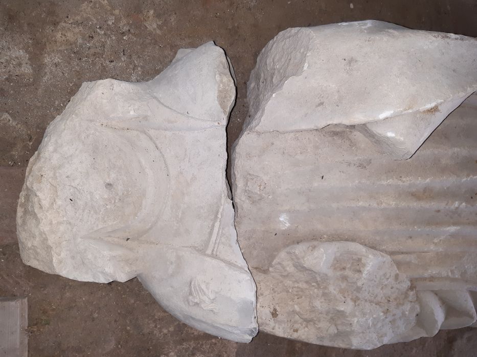 statue de gisante (fragments), détail