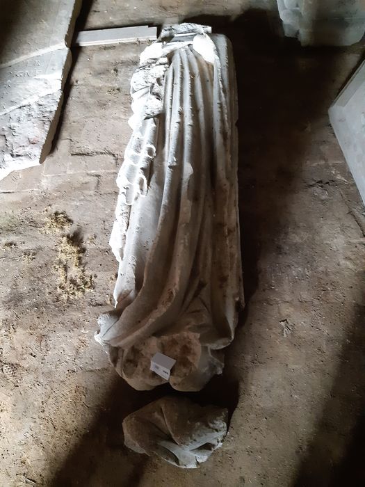 statue de gisante (fragments)