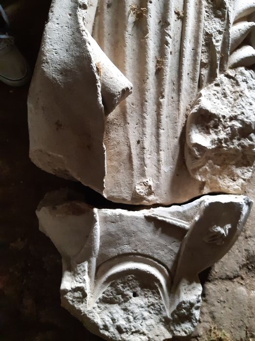 statue de gisante (fragments), détail