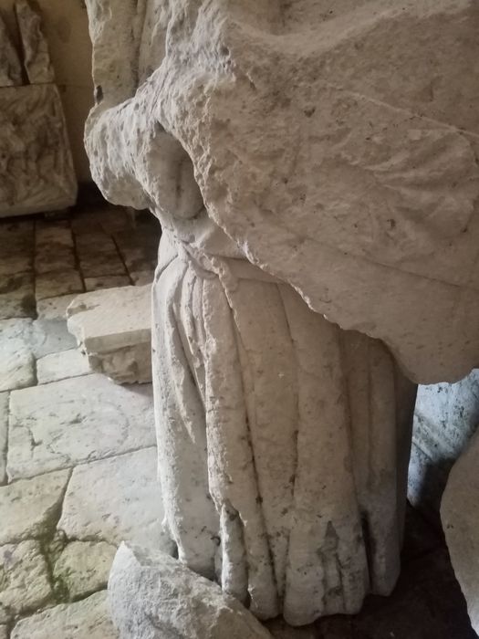 partie supérieure d’une statue de gisant, détail