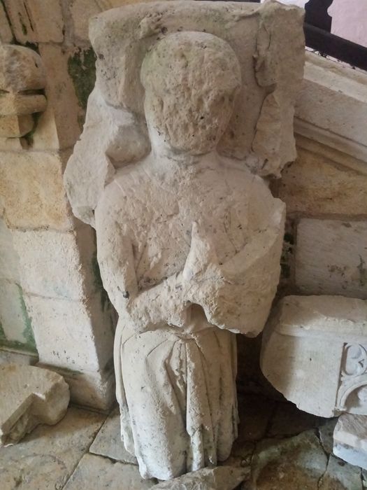 partie supérieure d’une statue de gisant