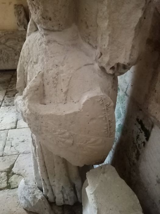 partie supérieure d’une statue de gisant, vue partielle