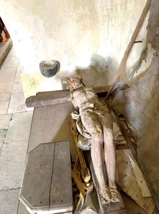 statue : Christ en croix