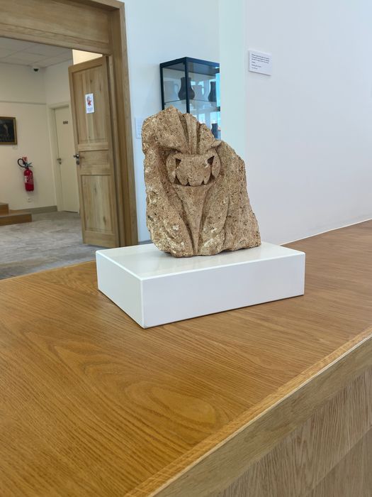 fragment lapidaire orné d'un motif floral