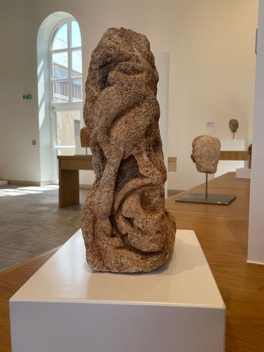 fragment lapidaire orné d'un motif floral