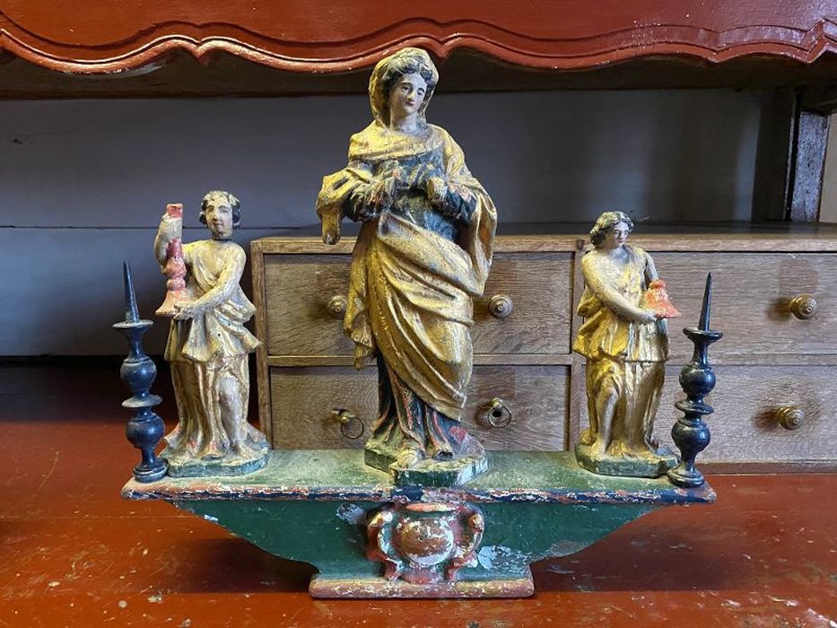 bâton de procession : Vierge de l’Immaculée Conception encadrée de deux anges céroféraires