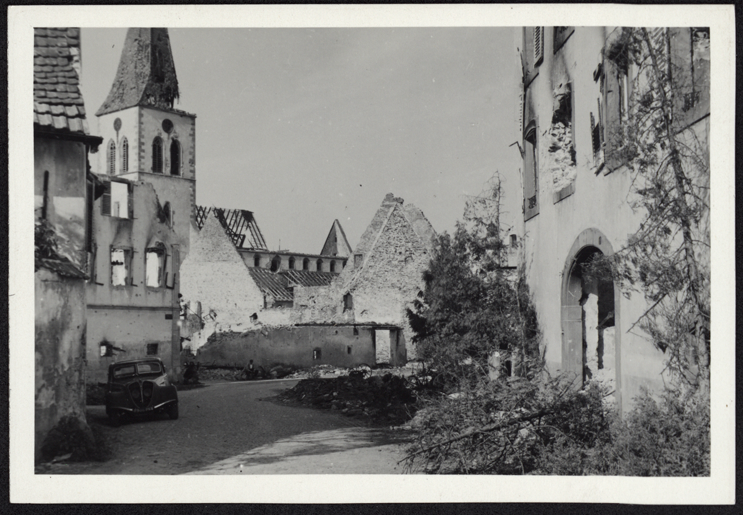 Dommages de guerre, vue des abords du côté sud-ouest.