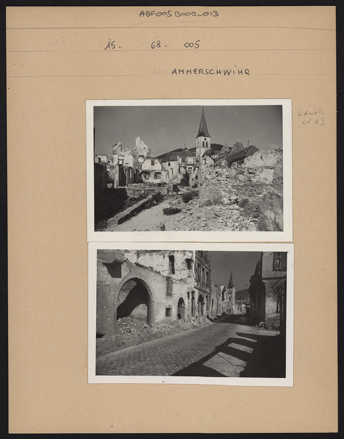 Dommages de guerres ; vue d’ensemble d’une rue et sur le clocher de l’église St Martin 