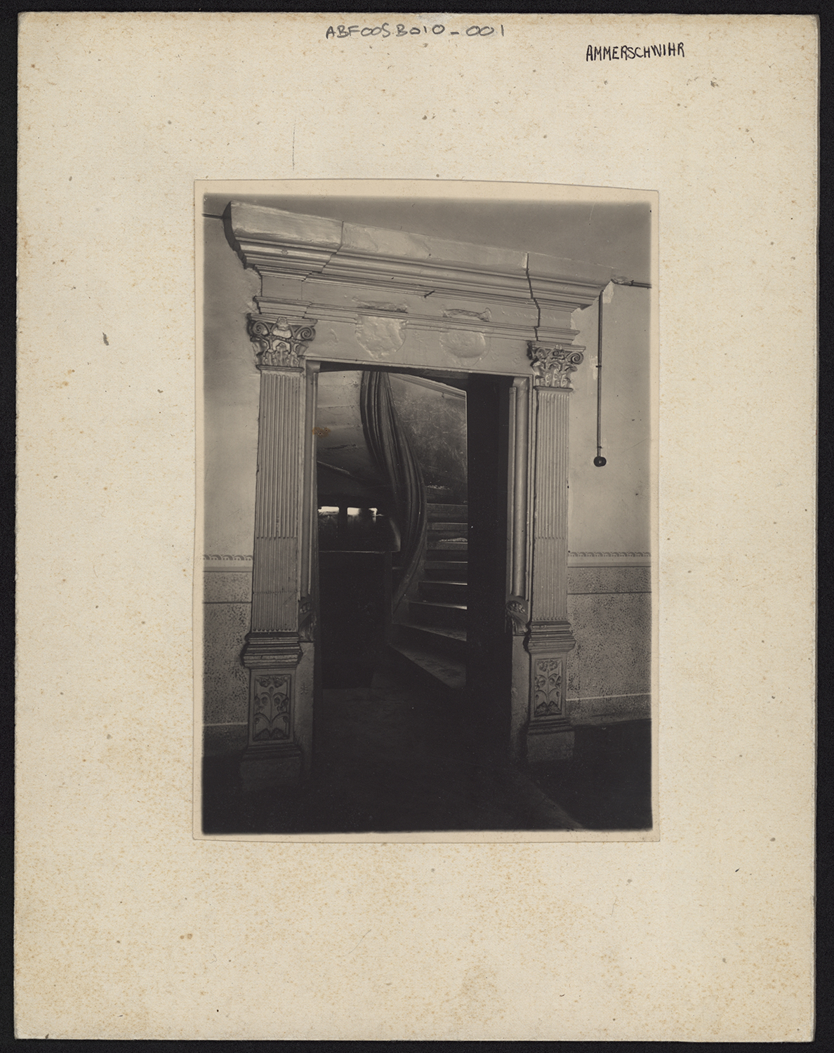 Vue d’ensemble d’une porte intérieure sur l’escalier.