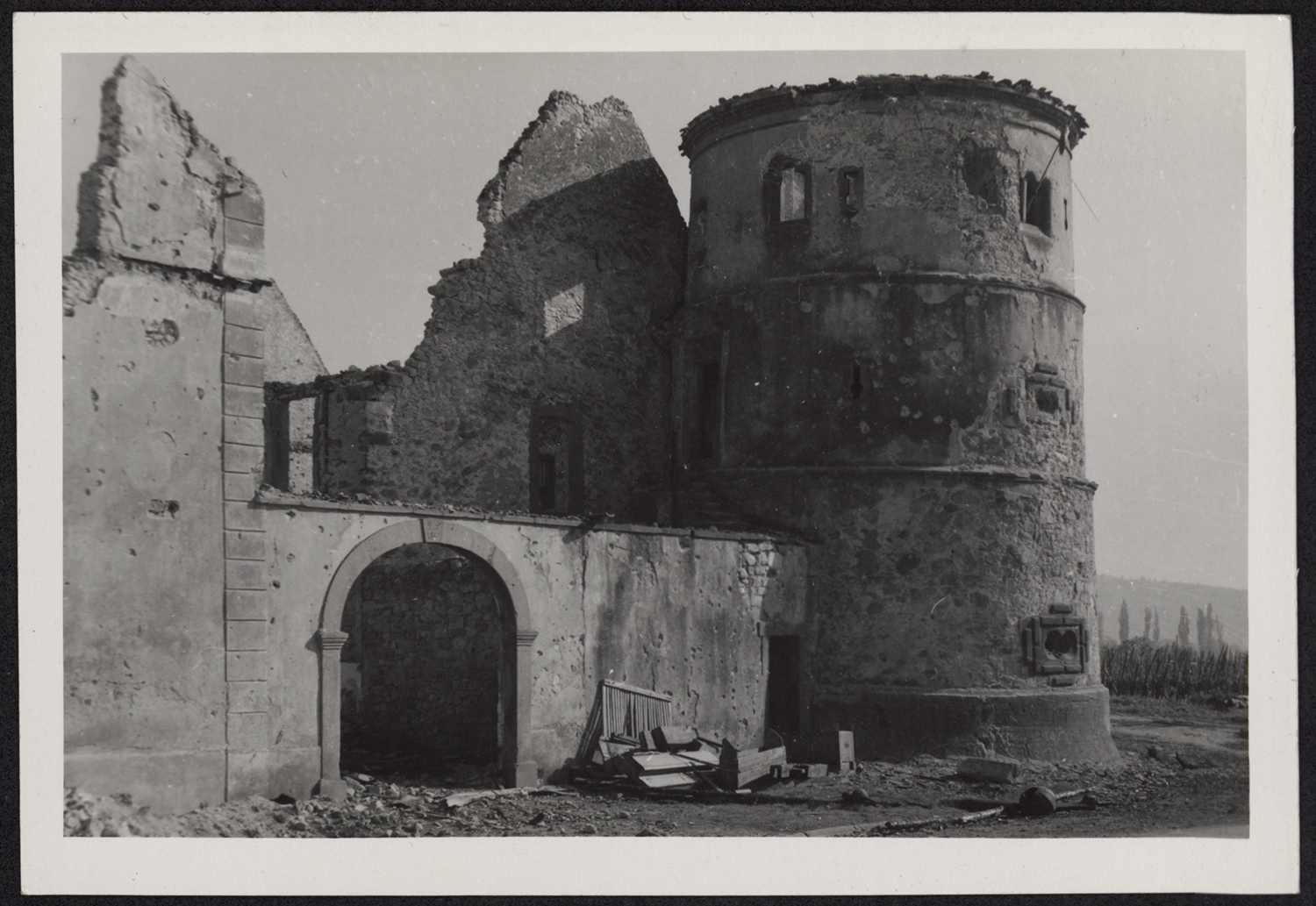 Dommages de guerre, vue d’ensemble du côté sud-ouest.